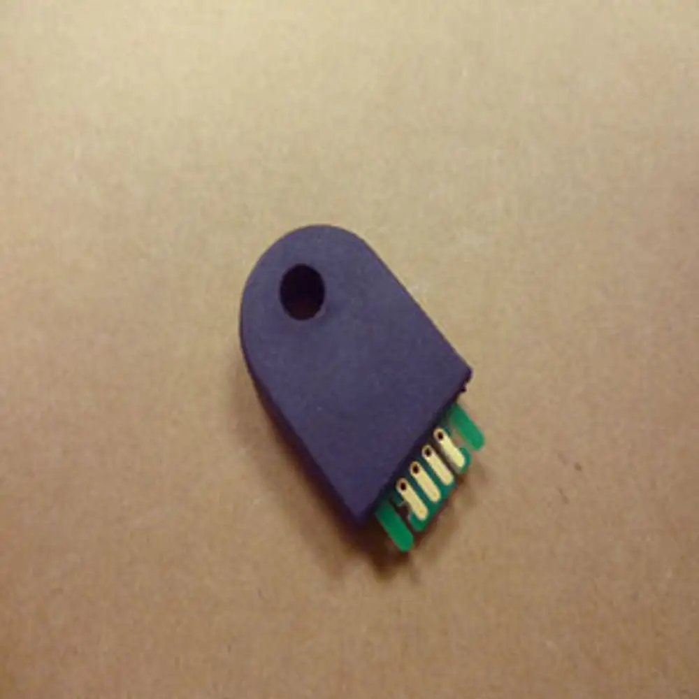 Schwarze Kunststoffkarte mit mehreren Metallkontakten auf der Unterseite, designed für elektronische Anwendungen, präsentiert von Remeha.